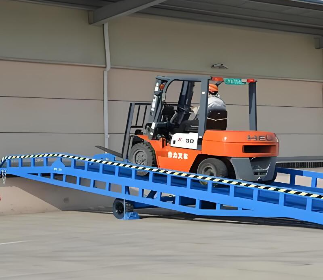 红山街道移动式卸货平台（叉车用）